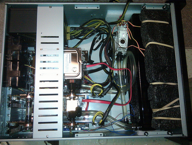 文件:Bitcoin and Gold 4780.jpg