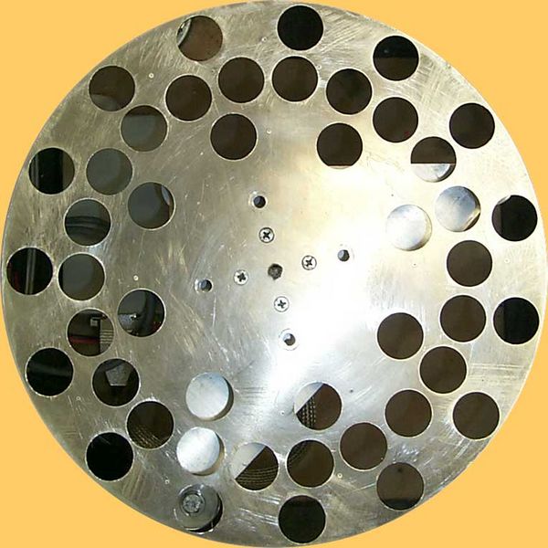 文件:Dj-i-robot-platters.jpg